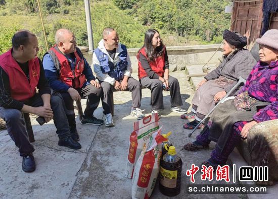 走村入户慰问老人。 走村入户慰问老人。