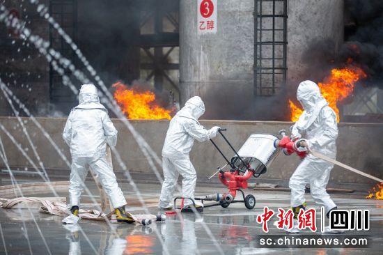 演练现场救援力量正在全力处置。广安消防供图 演练现场救援力量正在全力处置。广安消防供图
