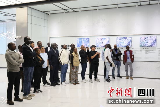 5国22名学员实地考察现场。(中建深圳装饰有限公司西南分公司供图) 5国22名学员实地考察现场。(中建深圳装饰有限公司西南分公司供图)