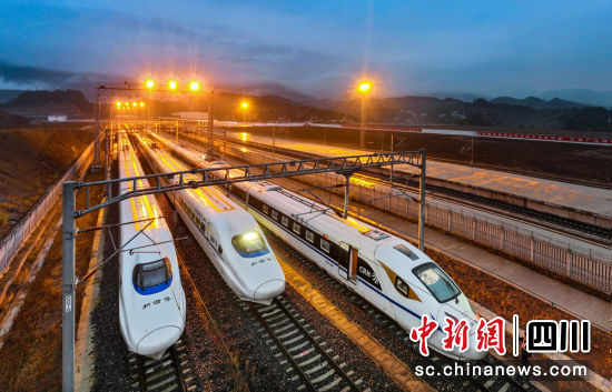 图为广元回龙河物流动车组。赵辉 摄 图为广元回龙河物流动车组。赵辉 摄