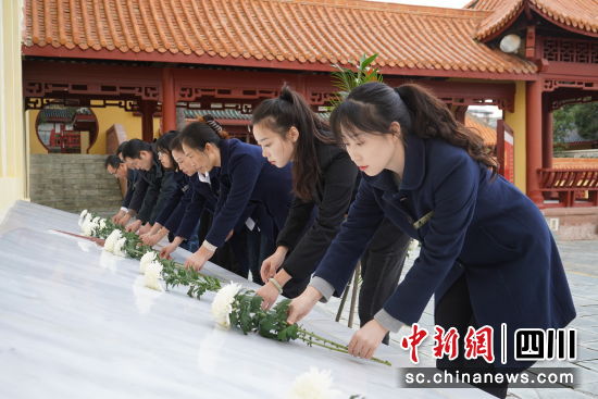 向烈士敬献鲜花。 中江县委宣传部供图 向烈士敬献鲜花。 中江县委宣传部供图