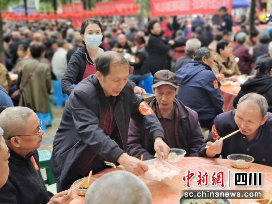 千人饺子宴现场。玉垒社区 供图 千人饺子宴现场。玉垒社区 供图