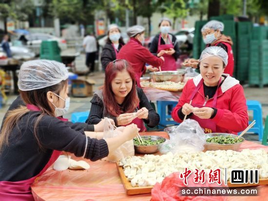 大家包饺子忙得不亦乐乎。玉垒社区 供图 大家包饺子忙得不亦乐乎。玉垒社区 供图