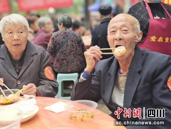 老人们开心地吃着饺子。玉垒社区 供图 老人们开心地吃着饺子。玉垒社区 供图