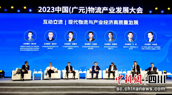 图为专家学者、企业高管在互动交流现代物流与产业经济高质量发展。高志农 摄 图为专家学者、企业高管在互动交流现代物流与产业经济高质量发展。高志农 摄