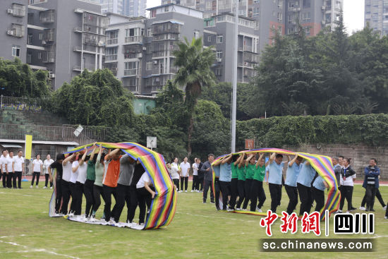 “车轮滚滚”健身比赛项目现场。 胡敏摄 “车轮滚滚”健身比赛项目现场。 胡敏摄