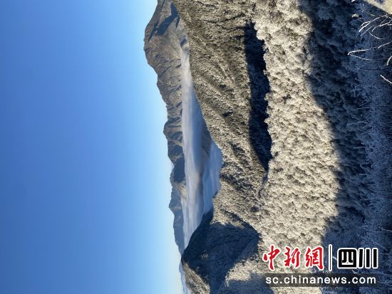 西岭雪山迎来今秋第一场雪。黄进喜摄 西岭雪山迎来今秋第一场雪。黄进喜摄