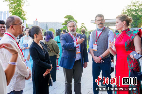 国外嘉宾正在介绍。金牛宣传部 供图 国外嘉宾正在介绍。金牛宣传部 供图