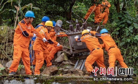 党员服务队在石棉县新民乡大马村4组更换变压器。(资料图)王鸿飞 摄 党员服务队在石棉县新民乡大马村4组更换变压器。(资料图)王鸿飞 摄