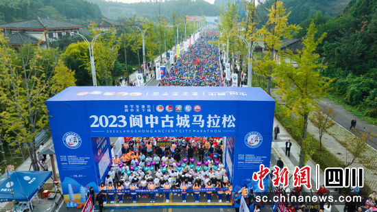 鸣枪开跑。任冠金 摄 鸣枪开跑。任冠金 摄