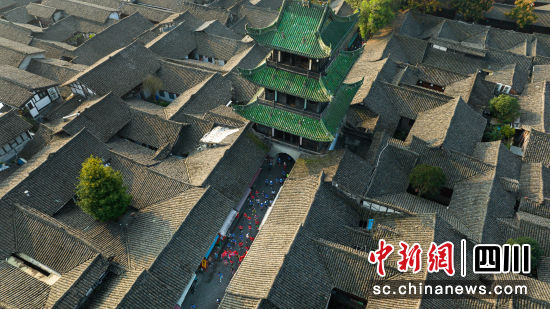 运动员在阆中古城内激情比拼。任冠金 摄 运动员在阆中古城内激情比拼。任冠金 摄