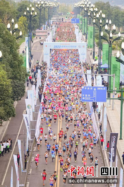 1.8万名运动健儿竞逐在赛道的壮观场景。郭晓娟 摄 1.8万名运动健儿竞逐在赛道的壮观场景。郭晓娟 摄