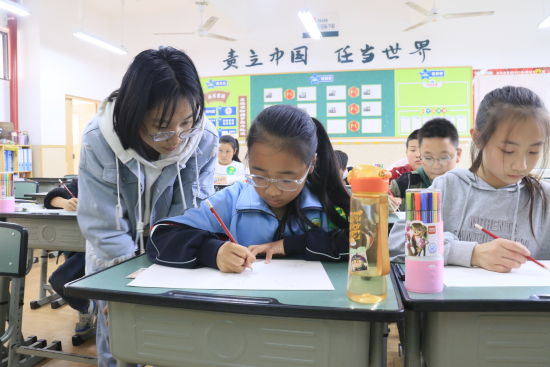 孩子们在“趣味课堂”上画画。 安州区委宣传部供图 孩子们在“趣味课堂”上画画。 安州区委宣传部供图
