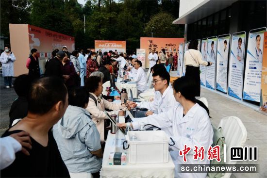 义诊活动现场。成都市成华区知心助老协会 供图 义诊活动现场。成都市成华区知心助老协会 供图