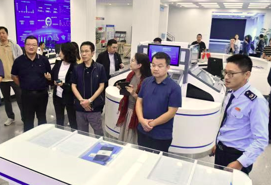 图为驻渝中央媒体“看成渝地区双城经济圈建设成效”四川广安行记者在新区税费征管服务中心参观采访(张浪摄) 图为驻渝中央媒体“看成渝地区双城经济圈建设成效”四川广安行记者在新区税费征管服务中心参观采访(张浪摄)