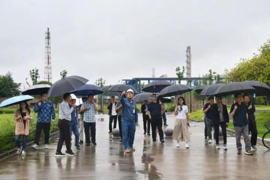 图为驻渝中央媒体“看成渝地区双城经济圈建设成效”四川广安行记者在广安玖源化工公司参观采访(张浪摄) 图为驻渝中央媒体“看成渝地区双城经济圈建设成效”四川广安行记者在广安玖源化工公司参观采访(张浪摄)