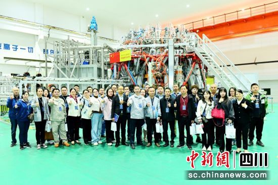 参观核聚变实验基地。(核工业西南物理研究院 供图) 参观核聚变实验基地。(核工业西南物理研究院 供图)