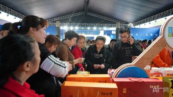 重庆市民青睐选购绵阳三台特色产品(主办方供图) 重庆市民青睐选购绵阳三台特色产品(主办方供图)