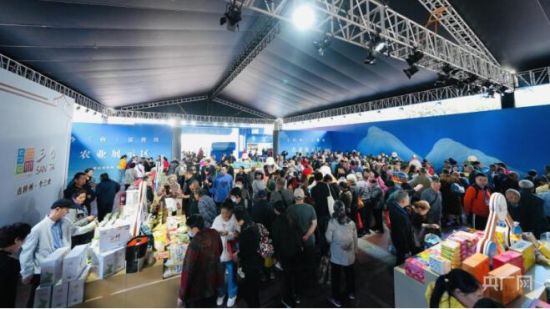“绵品出川”绵阳造主展区受重庆人民热捧(主办方供图) “绵品出川”绵阳造主展区受重庆人民热捧(主办方供图)
