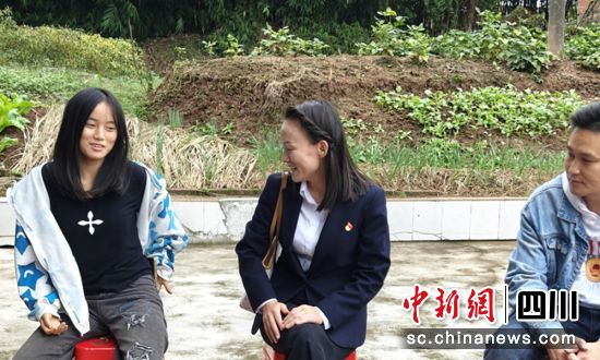 家访现场。自流井融媒供图 家访现场。自流井融媒供图
