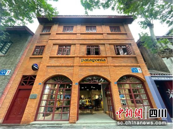 众多知名品牌入驻。杨帆 供图 众多知名品牌入驻。杨帆 供图