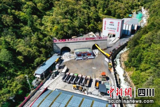 图为国道351线夹金山隧道建设现场。四川省财政厅 供图 图为国道351线夹金山隧道建设现场。四川省财政厅 供图