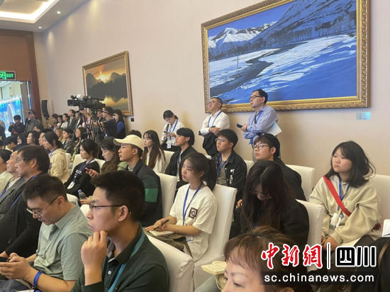 四川文化产业职业学院融媒学院在第十一届世界华文传媒论坛分论坛现场。董心月 摄 四川文化产业职业学院融媒学院在第十一届世界华文传媒论坛分论坛现场。董心月 摄