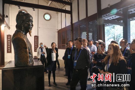 25日,海外华文媒体走进地处成都的杜甫草堂。王磊 摄 25日,海外华文媒体走进地处成都的杜甫草堂。王磊 摄
