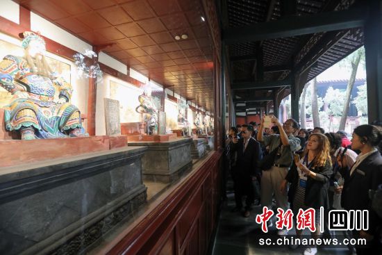25日,海外华文媒体走进地处成都的武侯祠。王磊 摄 25日,海外华文媒体走进地处成都的武侯祠。王磊 摄