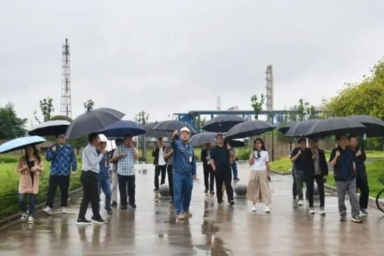 驻渝中央主要媒体负责人、记者在广安玖源化工集团有限公司调研采访。张浪 摄 驻渝中央主要媒体负责人、记者在广安玖源化工集团有限公司调研采访。张浪 摄