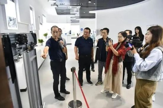 驻渝中央主要媒体负责人、记者在南浔·广安东西部协作产业园调研采访。张浪 摄 驻渝中央主要媒体负责人、记者在南浔·广安东西部协作产业园调研采访。张浪 摄