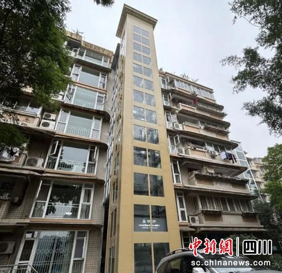 加装的新电梯投入使用。自流井融媒 供图 加装的新电梯投入使用。自流井融媒 供图