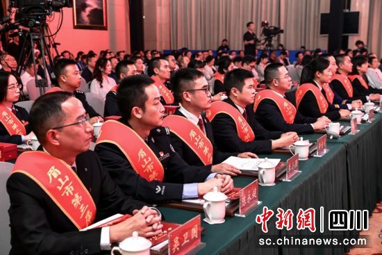 眉山市第三届“十大法治人物”颁奖典礼现场。眉山市委政法委供图 眉山市第三届“十大法治人物”颁奖典礼现场。眉山市委政法委供图