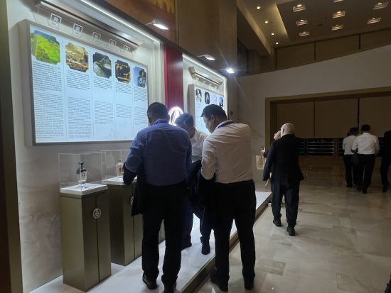 华文媒体大咖纷纷前来五粮液品牌文化主题展台打卡。牛菁菁 摄 华文媒体大咖纷纷前来五粮液品牌文化主题展台打卡。牛菁菁 摄