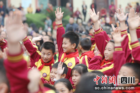 小学生参与知识问答。彭圣洲 摄 小学生参与知识问答。彭圣洲 摄