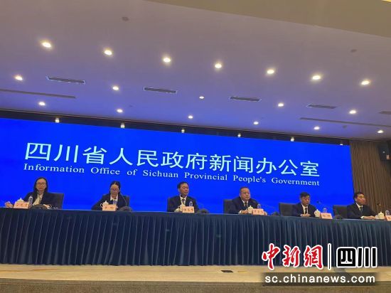 四川省人民政府新闻办公室26日在成都举行第十三届大蜀道国际文化旅游节新闻发布会。 记者 贺劭清 摄 四川省人民政府新闻办公室26日在成都举行第十三届大蜀道国际文化旅游节新闻发布会。 记者 贺劭清 摄