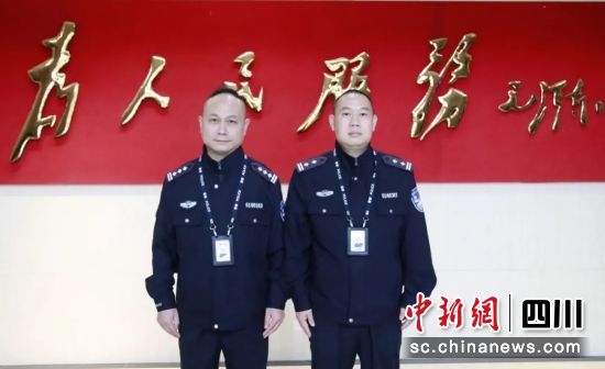 两位救火民警王应刚、张光伟。四川省自贡监狱供图 两位救火民警王应刚、张光伟。四川省自贡监狱供图