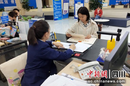 工作人员为群众办理证件。 游仙区融媒体中心供图 工作人员为群众办理证件。 游仙区融媒体中心供图