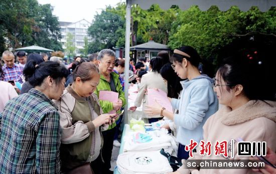 工作人员向社区居民讲解家庭节水小妙招。四川省水利科学研究院 供图 工作人员向社区居民讲解家庭节水小妙招。四川省水利科学研究院 供图