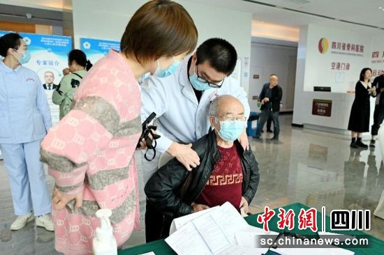 四川首家“体医融合”运动促进健康中心25日在蓉开诊,图为义诊现场。四川省医学会 供图 四川首家“体医融合”运动促进健康中心25日在蓉开诊,图为义诊现场。四川省医学会 供图