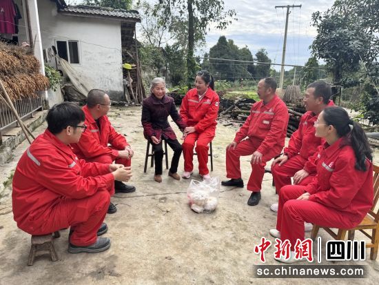 志愿者们陪同老人家拉家常。孙岩 摄 志愿者们陪同老人家拉家常。孙岩 摄