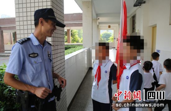 “面对面”宣传。富顺公安 供图 “面对面”宣传。富顺公安 供图