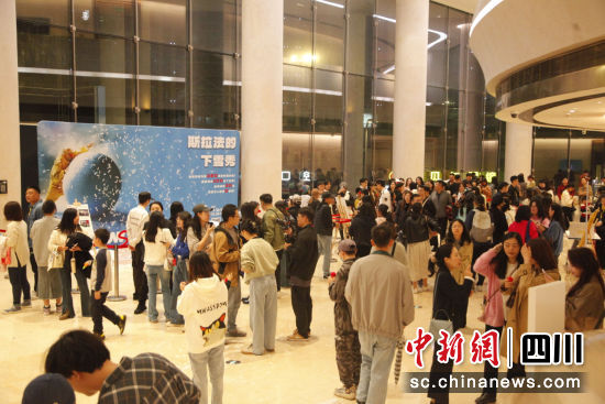 《斯拉法的下雪秀》成都首演。(成都城市音乐厅 供图) 《斯拉法的下雪秀》成都首演。(成都城市音乐厅 供图)