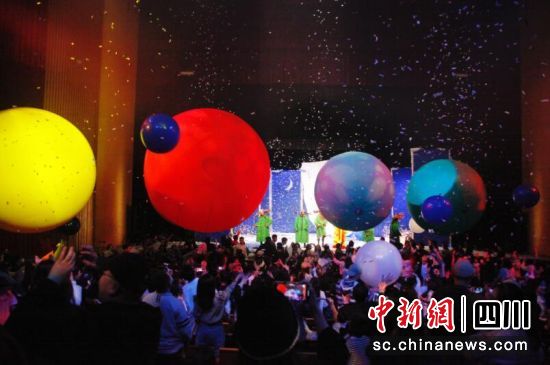 《斯拉法的下雪秀》成都首演。(成都城市音乐厅 供图) 《斯拉法的下雪秀》成都首演。(成都城市音乐厅 供图)