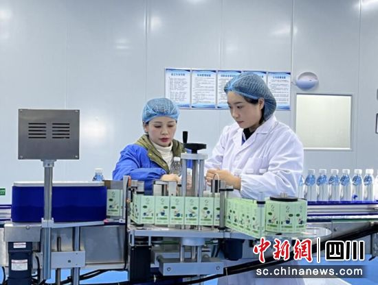 忙碌的生产车间。 忙碌的生产车间。