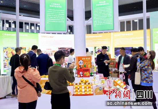 仁寿精品特色农产品吸引客商或市民。张雪摄 仁寿精品特色农产品吸引客商或市民。张雪摄