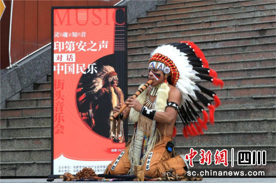 印第安音乐家亚历桑德罗现场演绎。吕文豪 摄 印第安音乐家亚历桑德罗现场演绎。吕文豪 摄