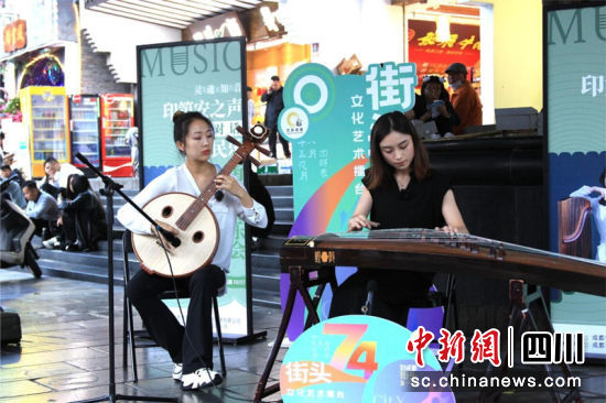 成都青羊区宽窄巷子演出现场。吕文豪 摄 成都青羊区宽窄巷子演出现场。吕文豪 摄