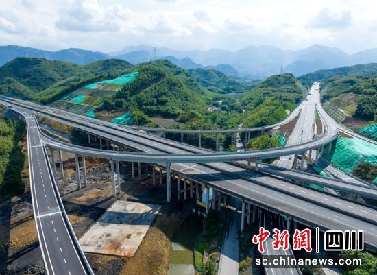 宜威高速公路龙头枢纽互通连续钢箱梁。王玺霖 摄 宜威高速公路龙头枢纽互通连续钢箱梁。王玺霖 摄