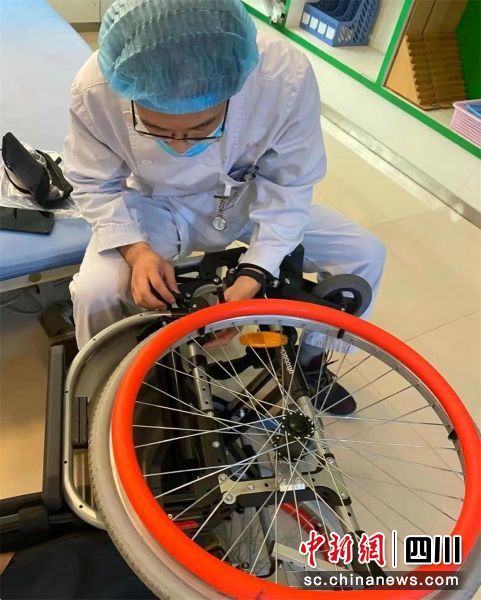四川省康复医院作业治疗师帮助患者改造轮椅。四川省康复医院供图 四川省康复医院作业治疗师帮助患者改造轮椅。四川省康复医院供图